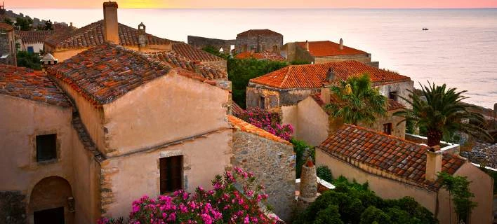 Υμνοι του CNN για την Ελλάδα – Γαλάζιος ουρανός, σμαραγδένιες θάλασσες και ασβεστωμένα χωριά